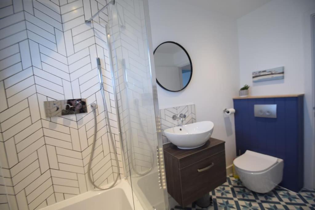 Flat 1 High Tide House, - Beautifully Designed Ground Floor Flat With Sea Views And Garden Appartamento *